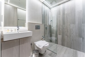 Douche, sĂšche-cheveux, serviettes fournies, savon