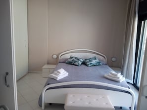 1 habitación, tabla de planchar con plancha, wifi gratis y ropa de cama 