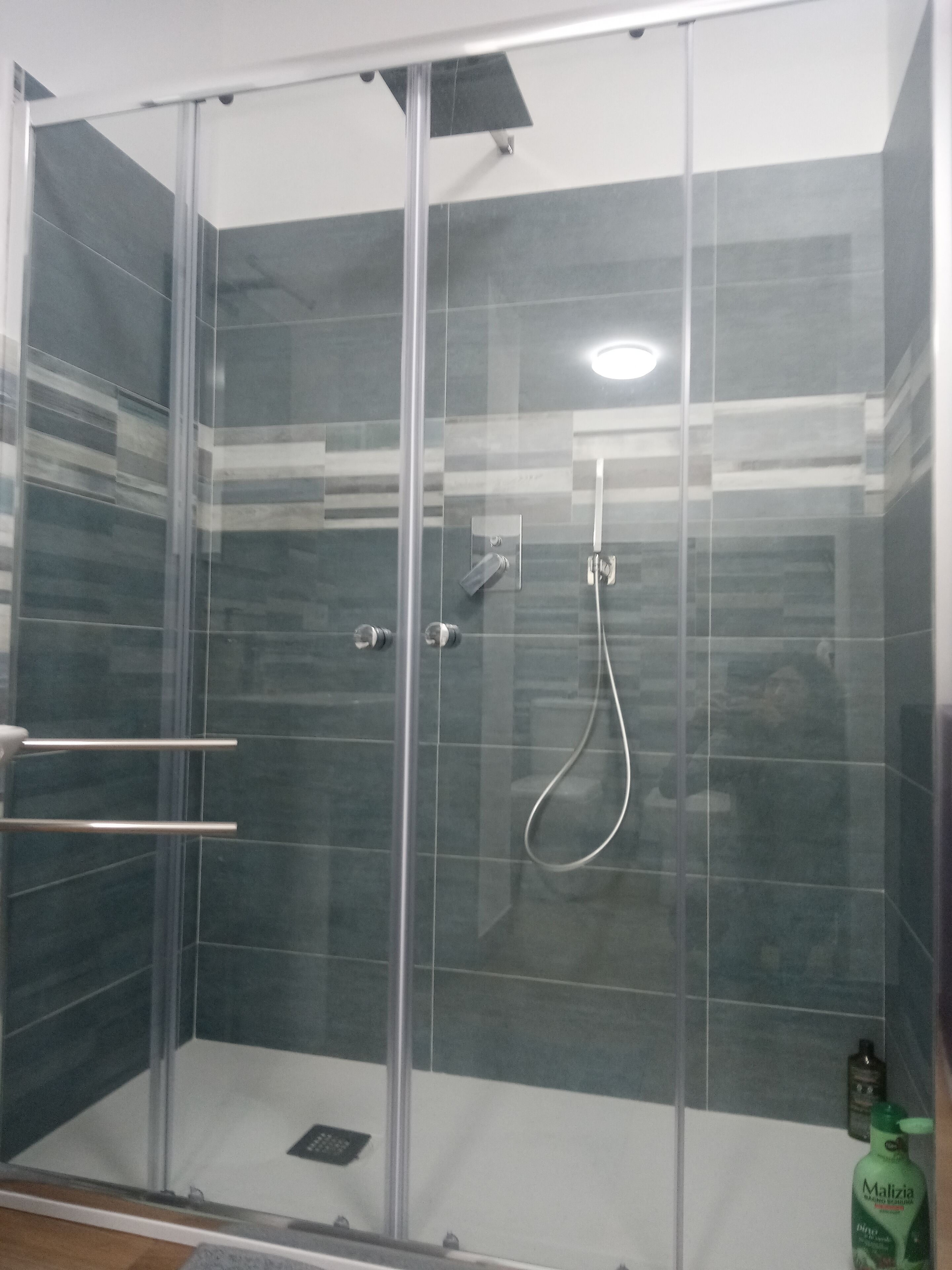 Een douche, een haardroger, een bidet, handdoeken