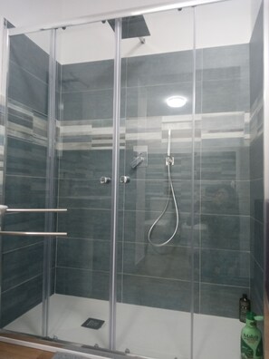 Shower, hair dryer, bidet, towels - Apartment 204 (Messina)