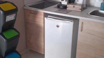 Refrigerador, microondas, cafetera y tetera y tetera eléctrica