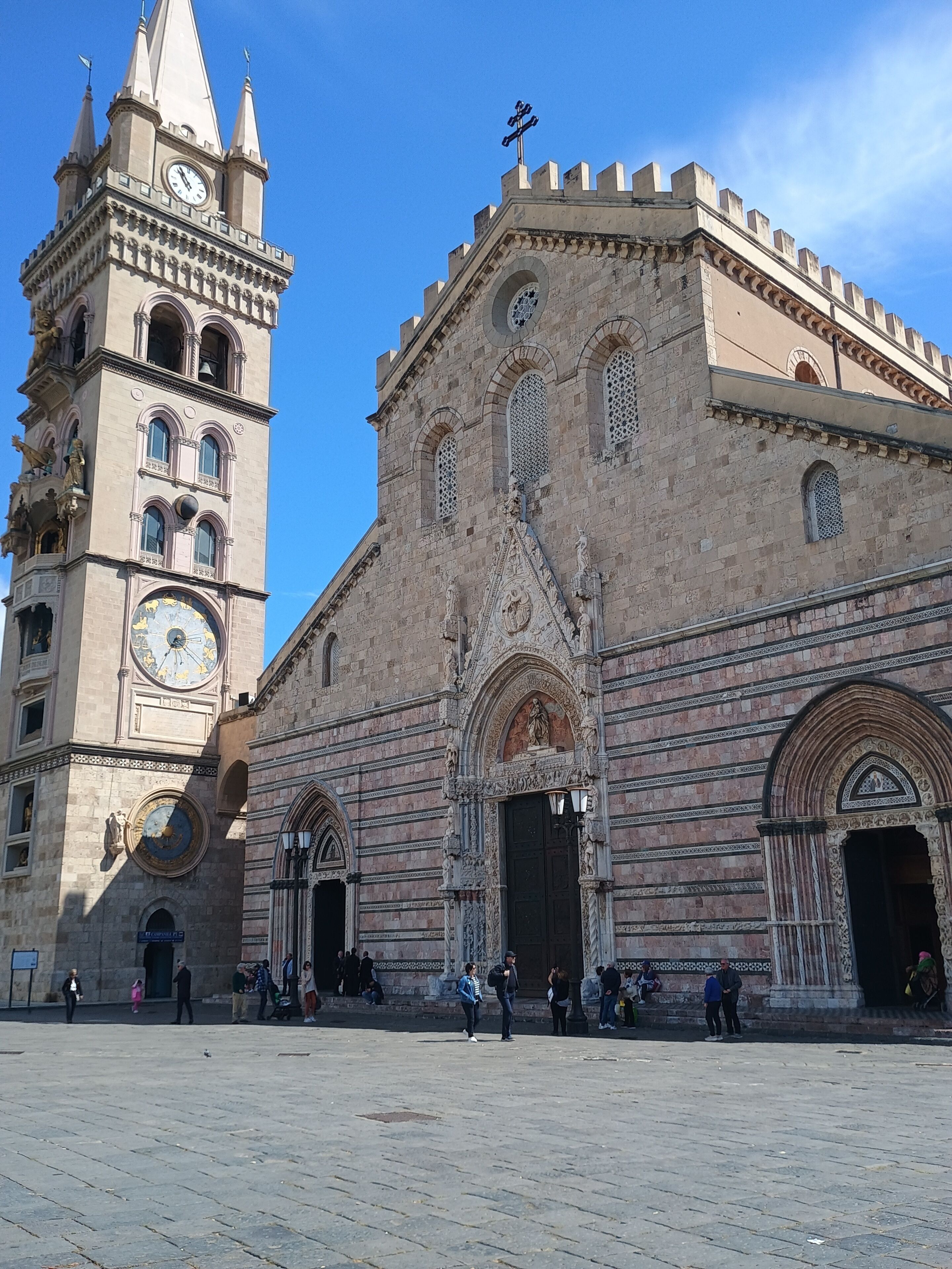 Un edificio storico con una torre dell'orologio imponente e dettagli architettonici elaborati.