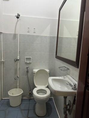 Economy Twin Room | Bathroom | Shower, towels, soap, toilet paper - Davao Hub Dormitel Bed & Breakfast (Davao)