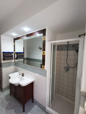 Douche, sĂšche-cheveux, bidet, serviettes fournies