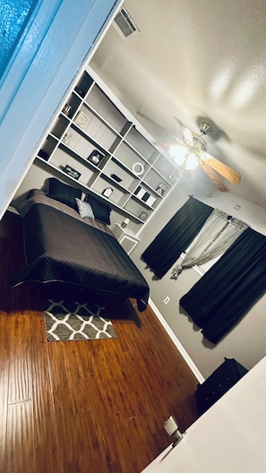 3 chambres, bureau, fer et planche à repasser, lit parapluie