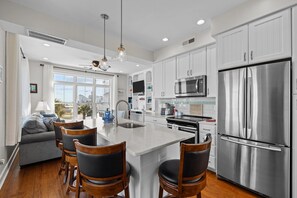 Kylskåp, mikrovågsugn, ugn och spishäll