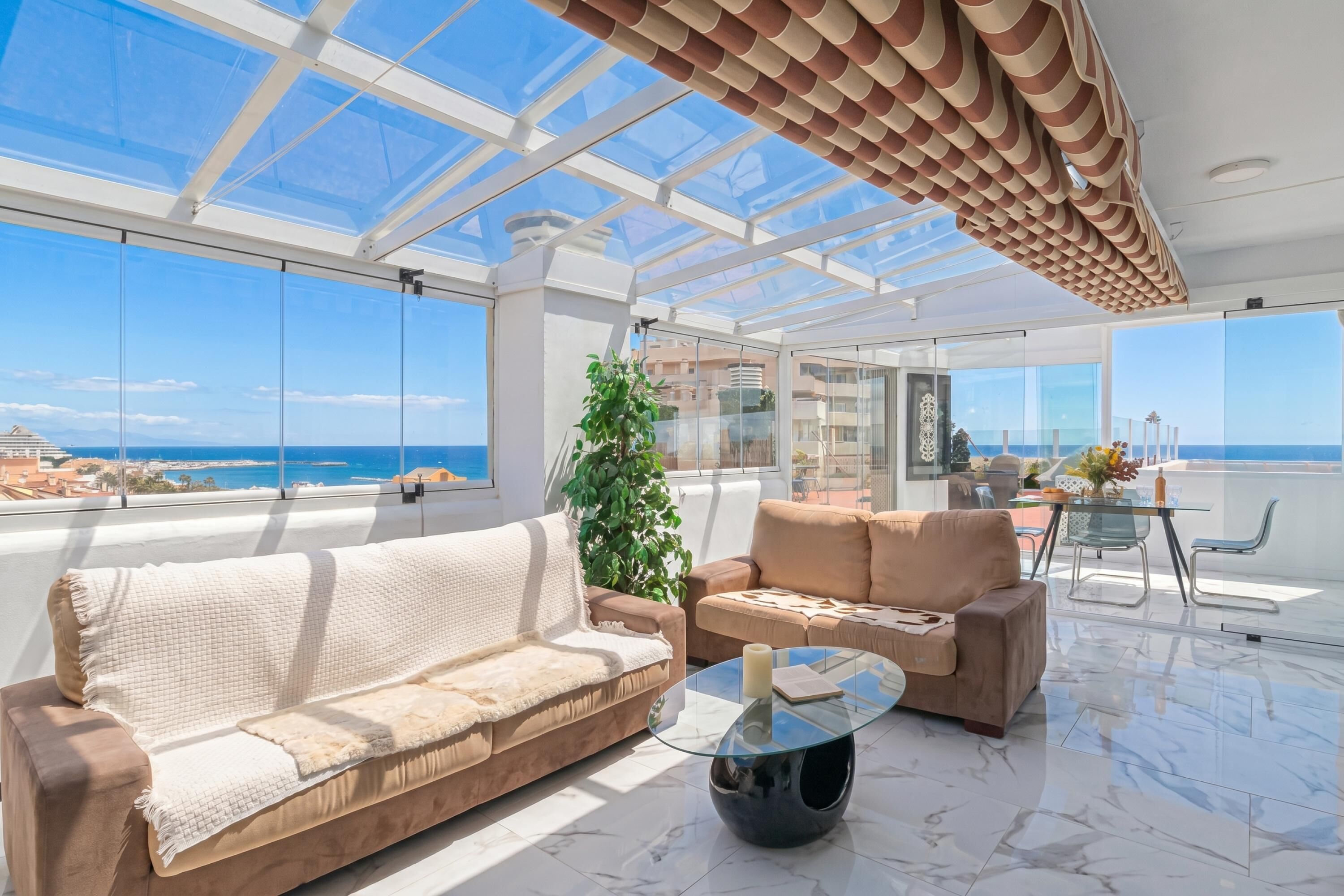 Familienapartment, Mehrere Schlafzimmer (Benalbeach With Pools And Seaview) | Wohnbereich | 21-Zoll-Flachbildfernseher mit Kabelempfang