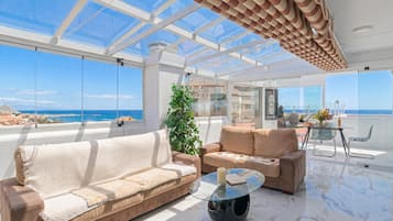 Appartement Familial, plusieurs chambres (Benalbeach With Pools And Seaview) | Coin séjour | Télévision à écran plat de 21 pouces avec chaînes par câble