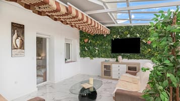 Apartament familiar, diversos dormitoris (Benalbeach With Pools And Seaview) | 2 dormitoris i espai de treball apte per a portàtils