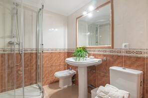 Family Apartment, Multiple Bedrooms (Benalbeach With Pools And Seaview) | Bathroom | Shower, towels, soap, shampoo - Benalbeach With Pools And Seaview (Benalmádena)