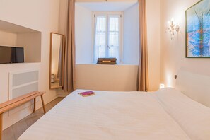 1 habitación, tabla de planchar con plancha y cuna de viaje 