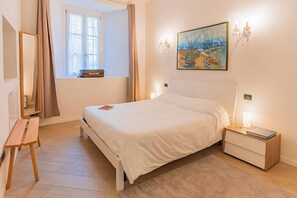 1 habitación, tabla de planchar con plancha y cuna de viaje 