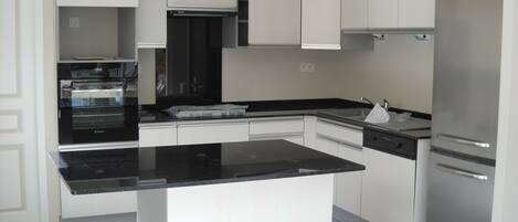 Een koelkast, een microgolfoven, een oven, een kookplaat