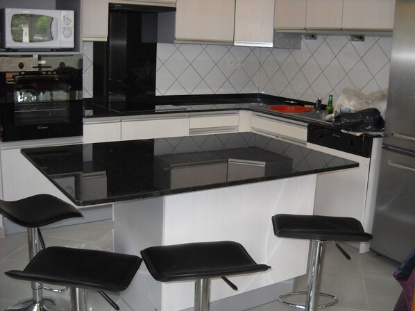 Frigorifero, microonde, forno, piano cottura