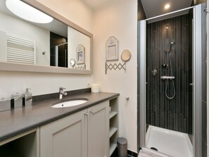 Apartment | Bathroom | Bathtub - Duplex in Knokke-heist With Sea Views (Knokke-Heist)