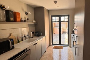 Apartamento | Cozinha privada | Geladeira, micro-ondas, fogão, cooktop