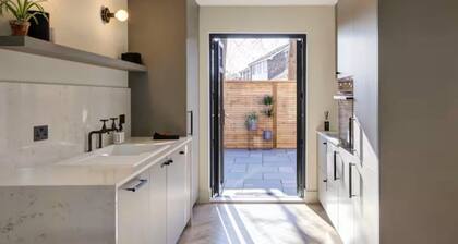 Thames Ditton Apt - Sleeps 6 - Garden & Bbq