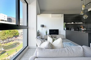 Smart TV - 1 Bedroom Urban Oasis with Views & Pool in brilliant Cape Town (Cape Town)