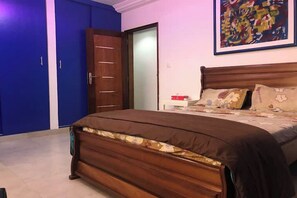 3 Schlafzimmer, Schreibtisch, Bügeleisen/Bügelbrett, Reisekinderbett