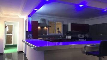 Een koelkast, een magnetron, een oven, een kookplaat