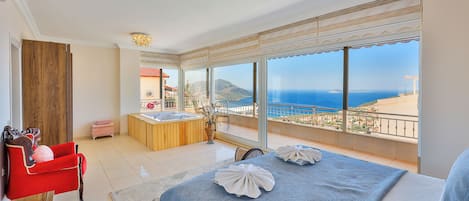 3 makuuhuonetta, työpöytä, äänieristys, silitysrauta/-lauta