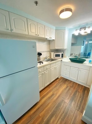 Refrigerador, microondas, placa de cocina, cafetera/tetera