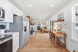 Lavavajillas y cafetera y tetera 