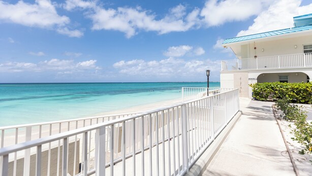 Un hôtel situé en bord de mer, avec des balcons donnant sur l’océan.