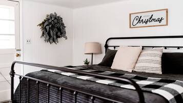 4 bedrooms, desk, iron/ironing board, WiFi