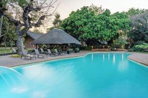Kolam renang outdoor, dengan kursi berjemur