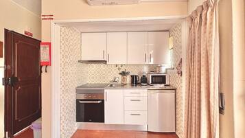 Fridge, microwave, oven, coffee/tea maker