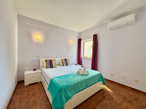 1 dormitorio, tabla de planchar con plancha, ropa de cama