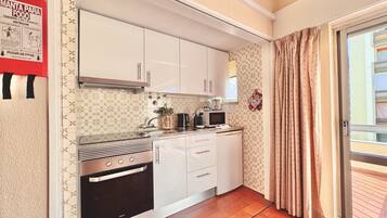 Fridge, microwave, oven, coffee/tea maker