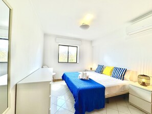 1 室のベッドルーム、ベビーベッド、ベッドシーツ