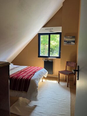 4 bedrooms, travel crib, free WiFi, bed sheets