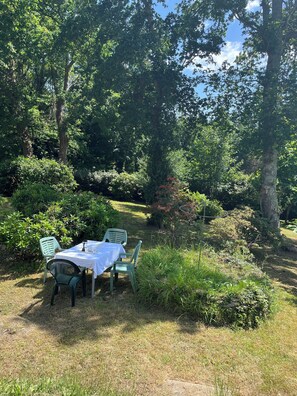 Outdoor dining - 🌸 "In the Garden of Camellias – Peaceful House Between Sea and Artists’ Town" (Riec-sur-Bélon)