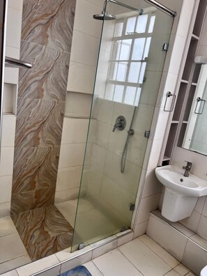 Dusche, Seife, Toilettenpapier