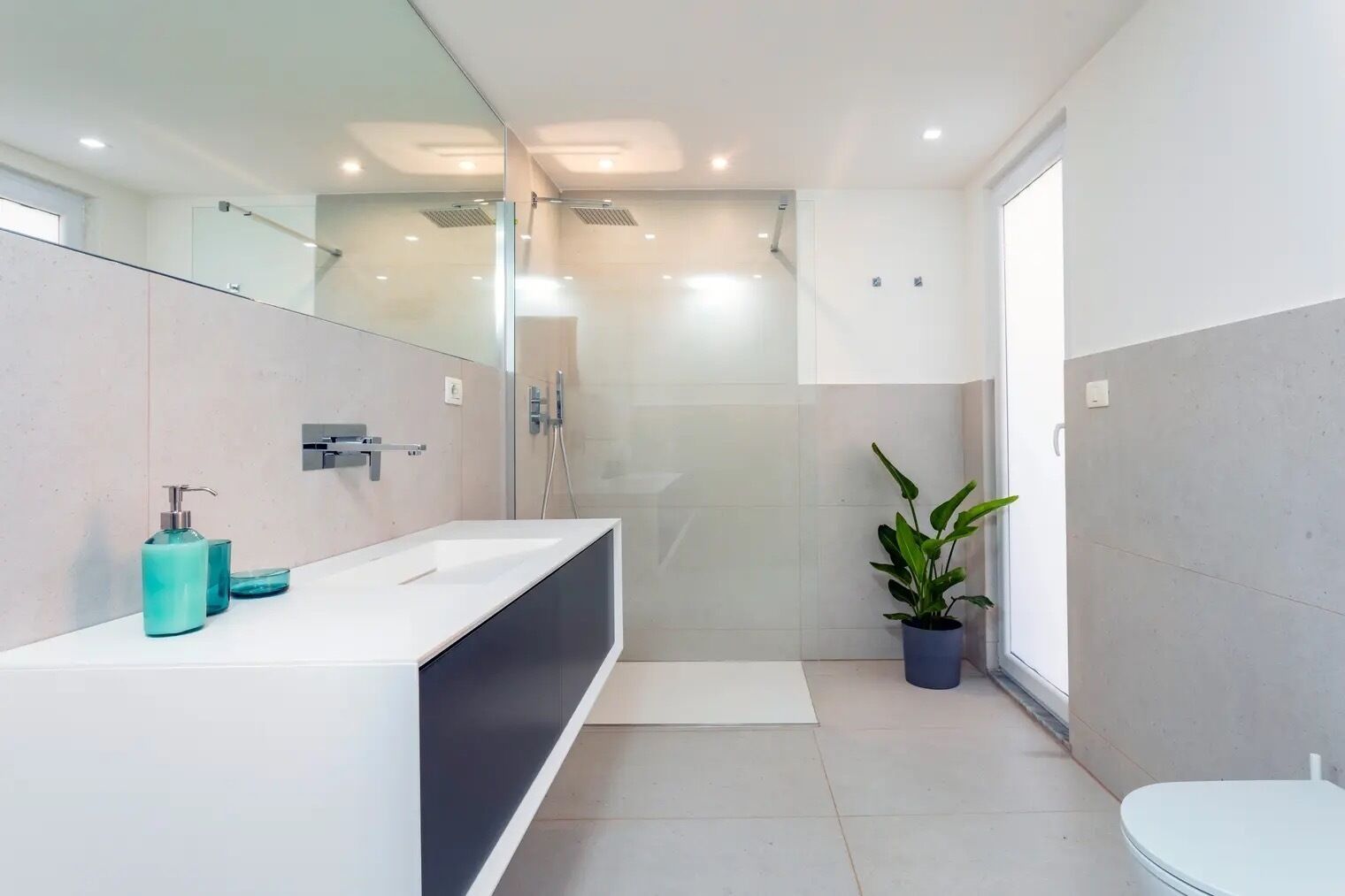 Douche, sèche-cheveux, bidet, serviettes fournies