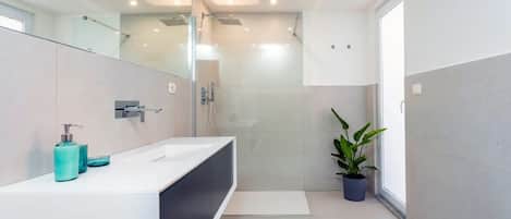Douche, sèche-cheveux, bidet, serviettes fournies
