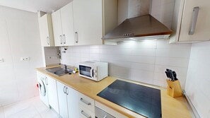 Een koelkast, een microgolfoven, een oven