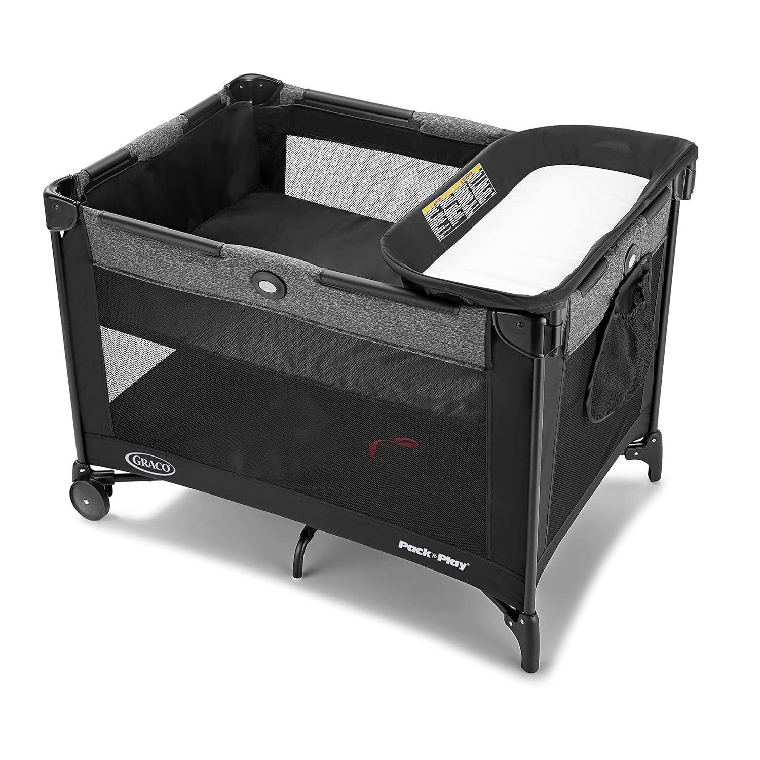 Un cochecito para bebé negro y gris con dosel de malla, identificado como "Pack n Play".