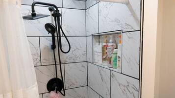 Handtücher, Seife, Shampoo, Toilettenpapier