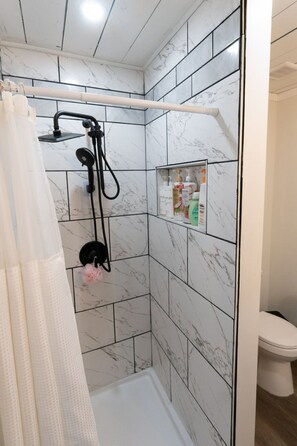 Handtücher, Seife, Shampoo, Toilettenpapier