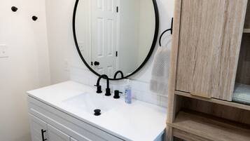Serviettes fournies, savon, shampoing, papier toilette