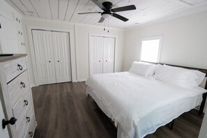 2 bedrooms, travel crib, WiFi, bed sheets - Pet-friendly home walking distance to Downtown Monroe (Monroe)
