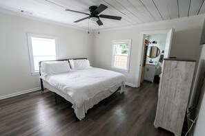 2 bedrooms, WiFi, bed sheets - Pet-friendly home walking distance to Downtown Monroe (Monroe)