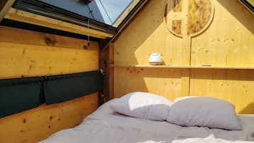 1 bedroom, bed sheets