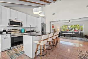 Geladeira, micro-ondas, fogão, cooktop