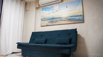 Basic-Apartment | Wohnbereich | Flachbildfernseher