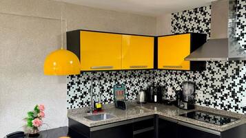 Basic-Apartment | Eigene Küche | Kühlschrank, Mikrowelle, Ofen, Kochgeschirr/Geschirr/Besteck